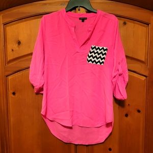 Ladies M bright pink hi- lo top w/ black&white Chevron pocket & Tabbed sleeve